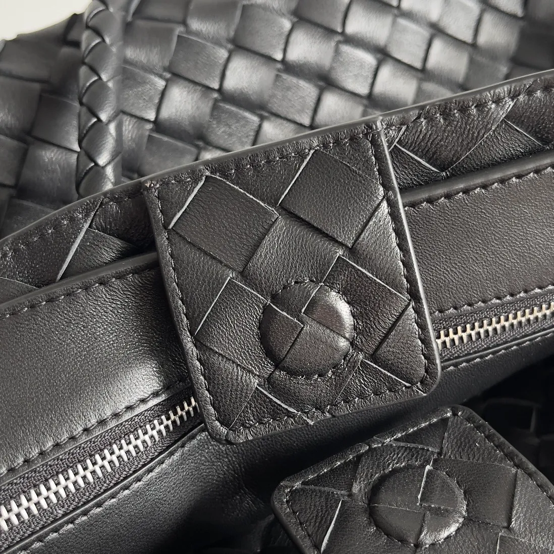 The 2023 new Andiamo batch of 2260 BV has been shipped‼ ️Really popular🔥The new Andiamo woven handbag launched by Bottega Veneta this season is really popular all over the world! ! Celebrities at home and abroad have worn it, and Oscar-winning actress Michelle Yeoh has taken it out on the street. Song Jia, Trai Yara, Yu Feihong, Sanji Ayaka, Rosie Hunting-Whiteley, Yoshioka Riho, etc. have all picked up this bag. It is classic and versatile, showing off its temperament, and the bag capacity is also large, which is very convenient for daily commuting! ! A variety of carrying methods, the shoulder straps can be adjusted by yourself, the original lambskin feels soft and delicate, and the unisex style breaks the gender boundaries and brings a more practical and long-lasting use experience. Andiamo, which has both elegant and casual styles, perfectly interprets the true appearance of "fashionable old money style". Style number: 743572 Size: 32*24*12